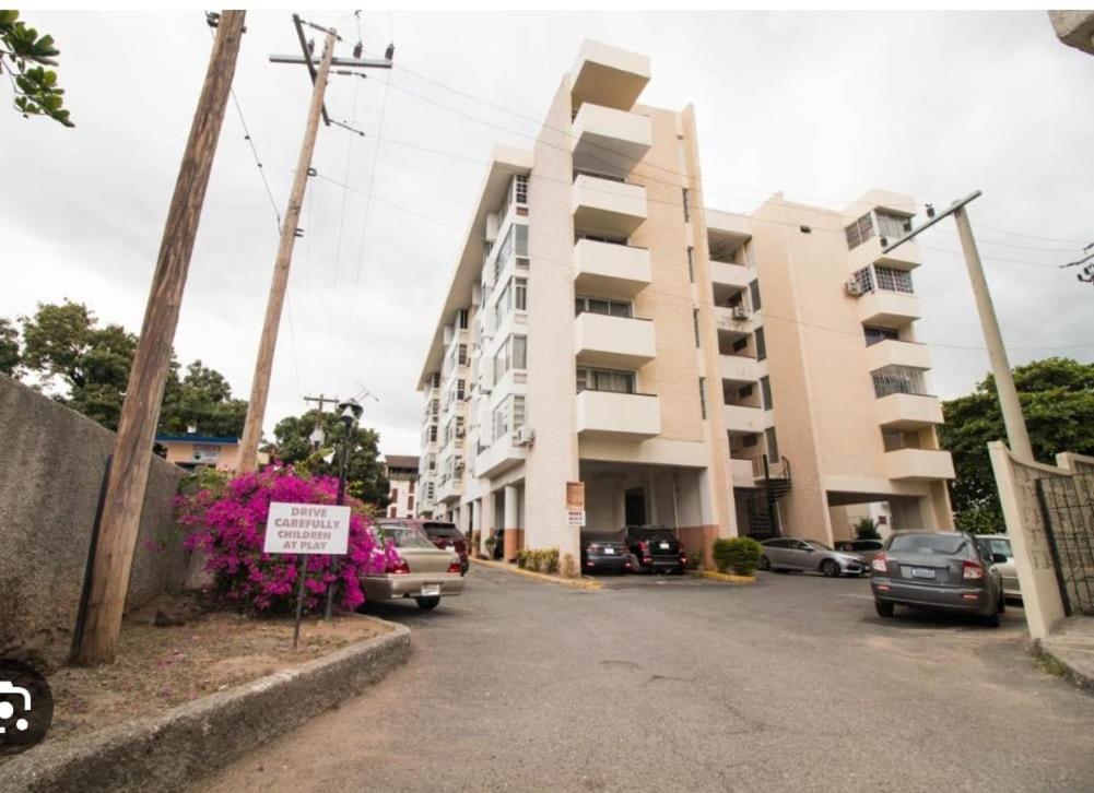 Finest Accommodation Oxford Manor One Bedroom Apt # 27 Κίνγκστον Εξωτερικό φωτογραφία